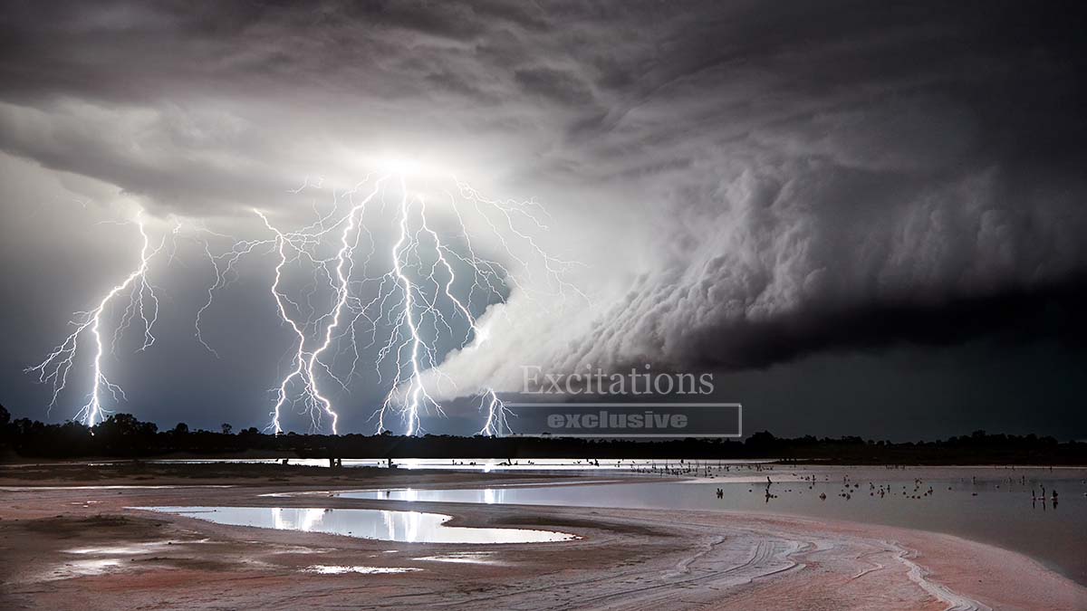 Excitations Australia, stock photos Australia link image of lightning storm near Mildura. Dramatic stock photo.